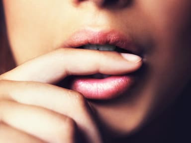 Frau beißt sich auf Finger