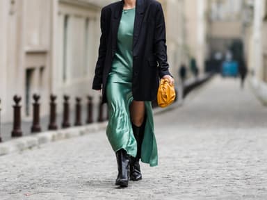 Frau in Salbei-Kleid