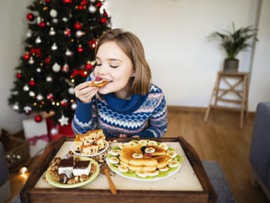 Frau isst Frühstück