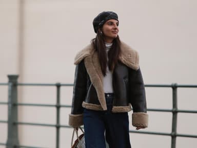 Frau trägt Doubleface Jacke