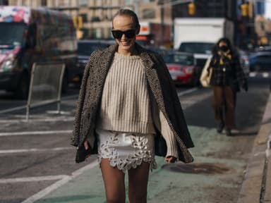 Frau trägt Pullover in beige