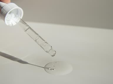 Gesichtsserum in der Pipette