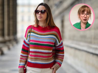 Frau trägt gestreiften Pullover