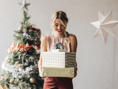 Frau mit Weihnachtsgeschenken