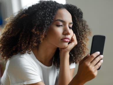 junge Frau mit Handy 