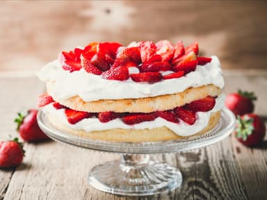 Torte mit Sahne