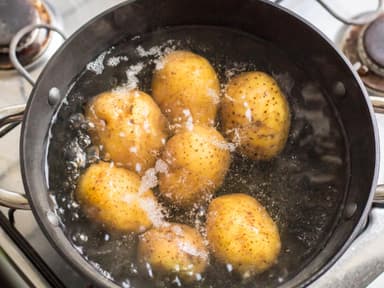 Kartoffeln kochen in Wasser