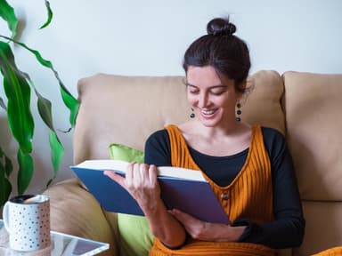 Frau liest Buch