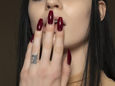 Model mit lackierten Nägeln