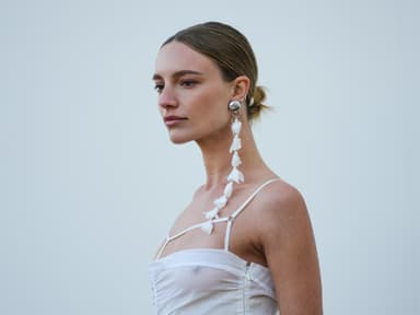 Lange Ohrringe an Model