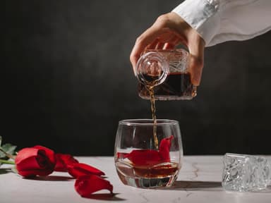 Wein wird eingefüllt