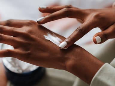 Frauenhände Bodybutter