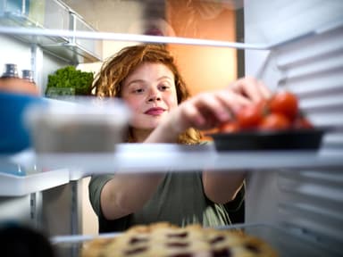 Frau am Kühlschrank
