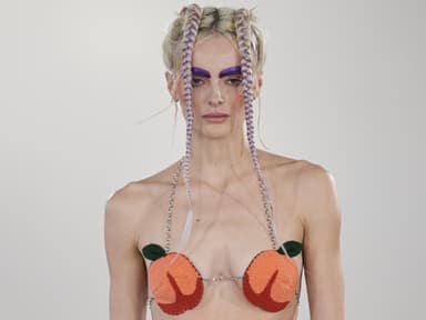 Model mit Nippelcover