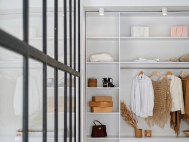 Minimalistischer Kleiderschrank