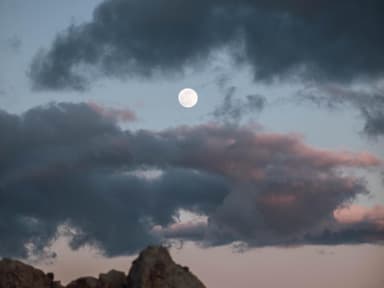 Vollmond zwischen Wolken