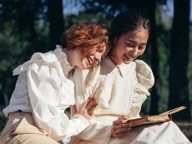 Freundinnen sitzen zusammen