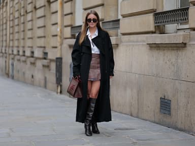 Frau trägt Ledertrenchcoat
