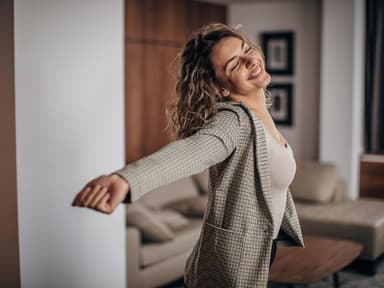 Glückliche Frau in der Wohnung