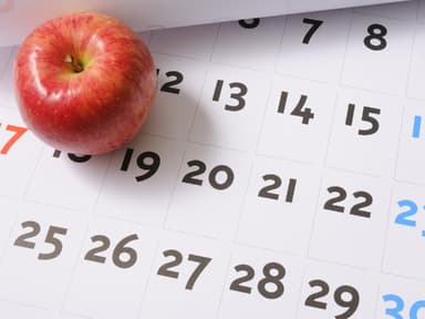 Apfel liegt auf Kalender