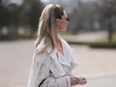 Frau trägt blonde High Lift Strähnen