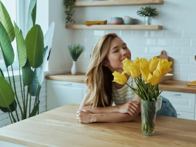 Frau mit gelben Tulpen