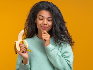 Frau mit Banane in der Hand