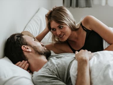 Frau und Mann im Bett