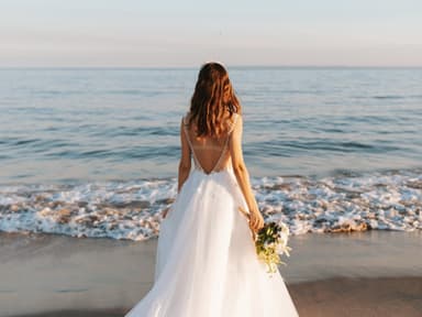 Frau mit Boho Hochzeitsfrisur