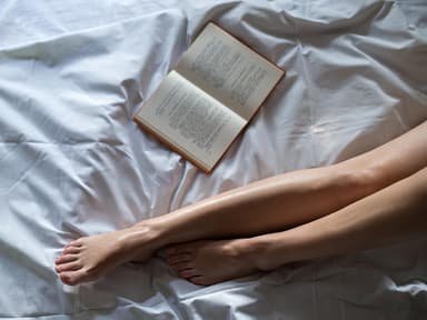 Buch liegt neben Beinen