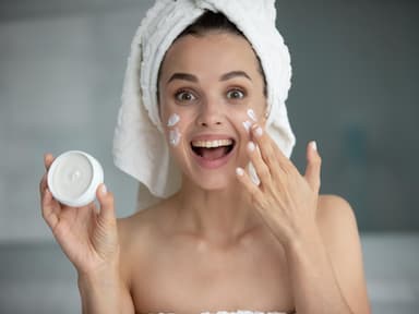 Frau trägt Creme auf
