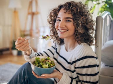 Folsäure Lebensmittel Frau isst Salat