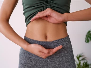 Frau mit Händen am Bauch