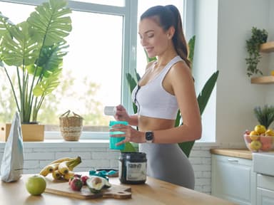 Frau mixt sich Shake nach Sport