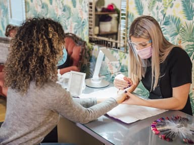 Frau im Nagelsalon