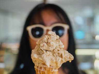 Frau isst Nicecream