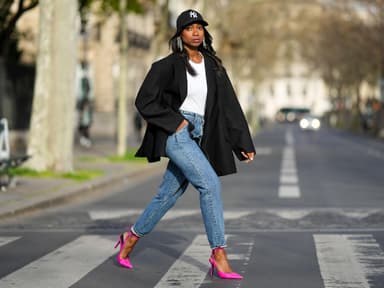 Frau in Blazer und Jeans