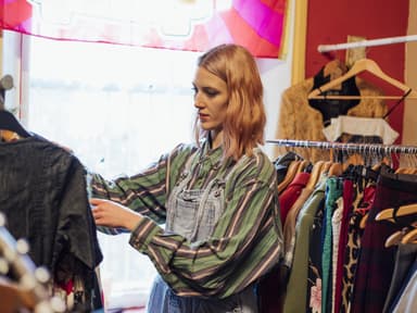 Frau shoppt Secondhand