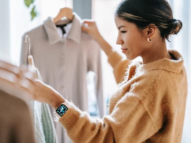 Frau shoppt Kleidung