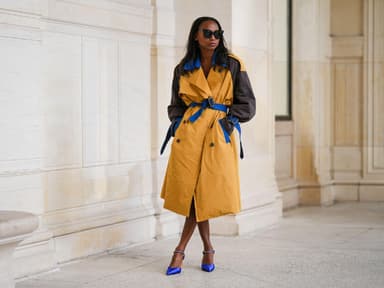 Gelber Trenchcoat