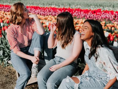 Frauen lachen auf Parkbank
