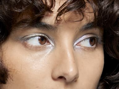 Lidschatten haltbar machen Frau mit silbernem Lidschatten