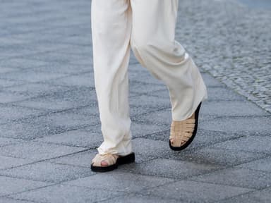 Frau mit beigen Sandalen