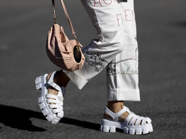 Weiße Sandalen