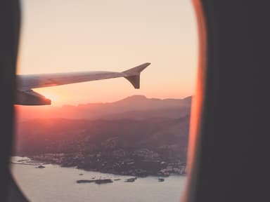 Flugzeugfenster Himmel Meer fliegen