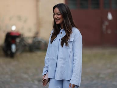 Janina Uhse Streetstyle 2021 trägt blaues Shirt und Hose