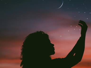 Frau vor Sternenhimmel und Mond