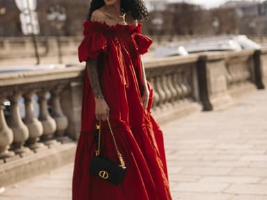 Streetstyle Frau in Paris Fashion Week rotes Kleid