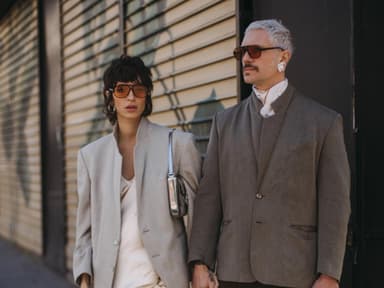 stylisches Paar auf der Paris Fashion Week