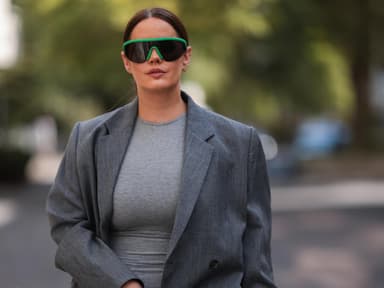 Eine Frau trägt ein graues Bodycon-Kleid